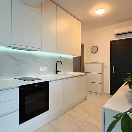 Emma Front Luxury Apartment Mola Kalyva